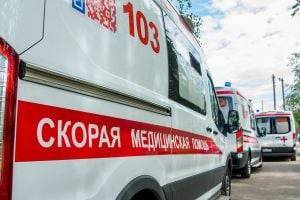 В Киеве на входе в ТРЦ подрезали мужчину. ВИДЕО
