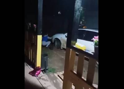 Таксистка в Улан-Удэ заставила безденежных пассажирок вымыть свою машину