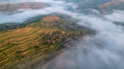 ФОТОФАКТ: Живописные пейзажи террасных полей на Лессовом плато на северо-западе Китая