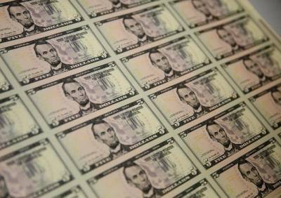 Доллар поднялся до многомесячных максимумов