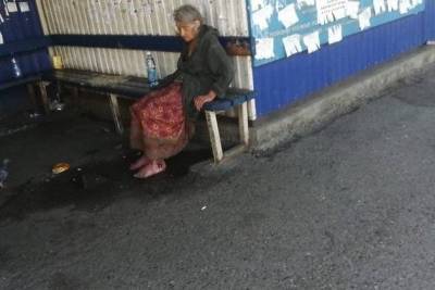 Пожилая женщина, сидящая на вокзале в Чите двое суток, отказалась от помощи врачей