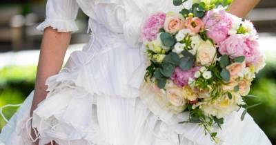 В Великобритании создали свадебное платье из медицинских масок (фото)