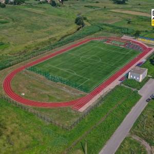 В рамках президентской программы в запорожском поселке построили стадион. Фото