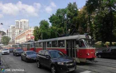 В центре Киева огромная пробка из трамваев: что случилось