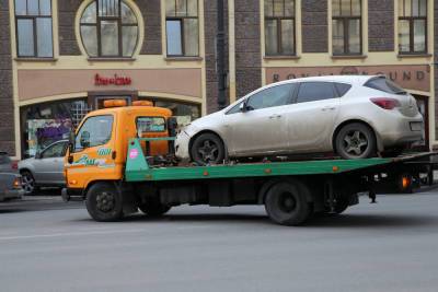 Двое петербуржцев пытались угнать изъятый автомобиль по продаже напитков прямо с эвакуатора