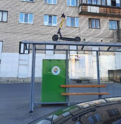 В Петербурге кикшеринговый самокат припарковали на крыше остановки