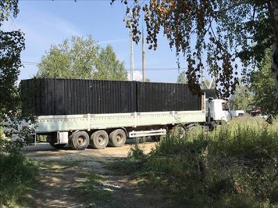 Беседок не будет: в Екатеринбурге из Мичуринского вывозят контейнеры для глэмпинга