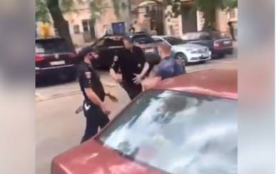 «Я сейчас тебе врежу»: драка между полицейскими и одесситом попала на видео