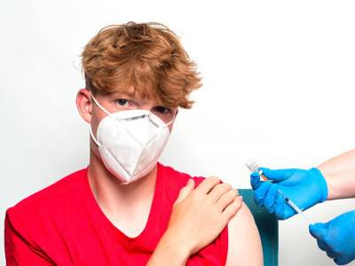 Великобритания начинает прививать от коронавируса подростков, но не всех