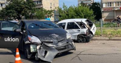 Пытался проскочить на красный: в Киеве таксист разбил пять автомобилей (фото)