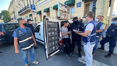Строптивые торговцы устроили в центре Петербурга битву за "кофемобиль"