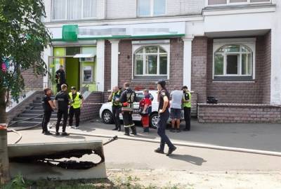 В Киеве задержали женщину с пистолетом, которая хотела ограбить банк и бросила "коктейль Молотова"