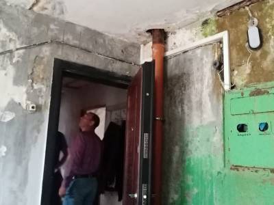В Смоленской области строители забыли отремонтировать вскрытые в мае кровли двух жилых домов