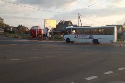 В Рыбинске бензовоз протаранил пассажирский автобус