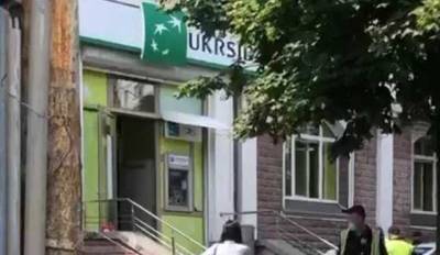 В Киеве женщина с "коктейлем Молотова" пыталась ограбить банк
