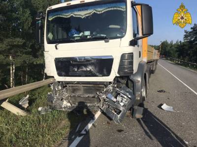 В Калужской области Mitsubishi Lancer столкнулся с фурой, погиб человек - 7info.ru - Калужская обл.