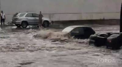 В Чебоксарах затопило дорогу: легковушки едут по стекла в воде