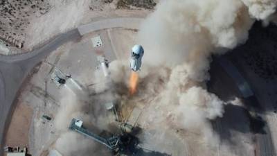 Blue Origin запускает Джеффа Безоса с командой в космос