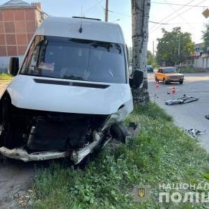 В Запорожье автомобиль влетел в маршрутку: 13 человек пострадали. Фото