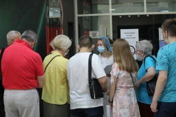 Вологжан приглашают прийти на прививку с заполненными документами