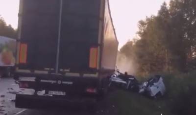 Два грузовика столкнулись на трассе Тюмень - Екатеринбург. Фура сгорела