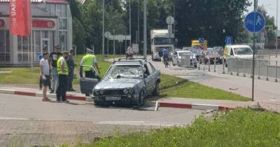 В Калининграде BMW пробил забор и вылетел на газон (фото)
