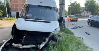В Запорожье легковушка влетела в маршрутку: пострадали 13 человек (ФОТО)