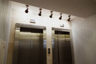 Лифт с полицейскими упал в московском здании