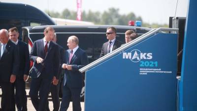 Путину показали модель нового тактического самолета в павильоне «Сухого»