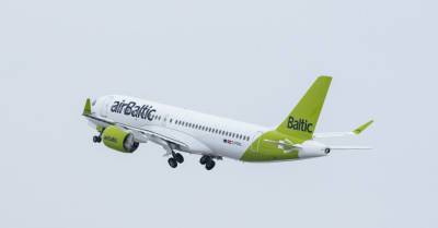 У самолета airBaltic после посадки отключились оба двигателя