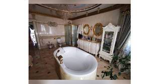 Хинштейн опубликовал фото с золотым унитазом в доме главы УГИБДД по Ставрополью