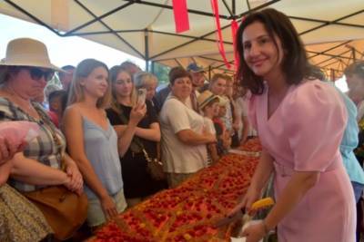 В Винницкой области испекли самый большой в Украине малиновый пирог
