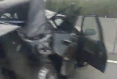 Видео: Daewoo отбросило в отбойник после столкновения с Mercedes в Приозерском районе
