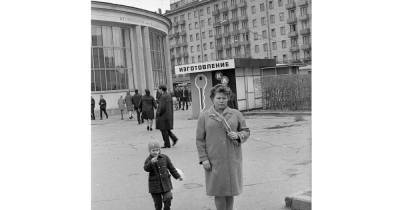 Советское фото женщины с ребенком у метро натолкнуло москвичей на размышления