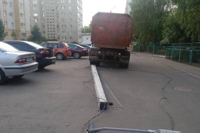 Костромские ДТП: мусоровоз против фонаря