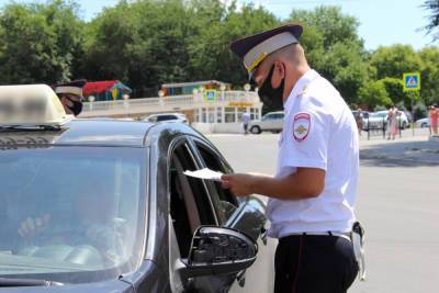 Астраханские полицейские проверяют таксистов на соблюдение масочного режима