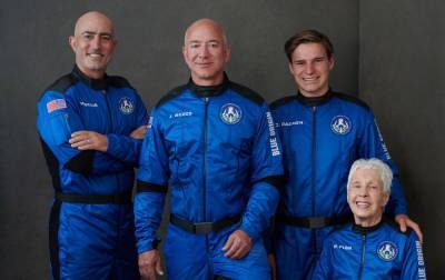 Безос и еще трое туристов улетели в космос: что известно