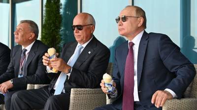 Путин с мороженым понаблюдал за полетами на МАКС