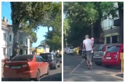 С младенцем на руках: в Одессе мужчина прокатил на самокате всю семью, видео безумия