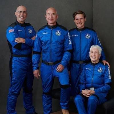 В Техасе прошел успешный запуск корабля Blue Origin с миллиардером Безосом на борту