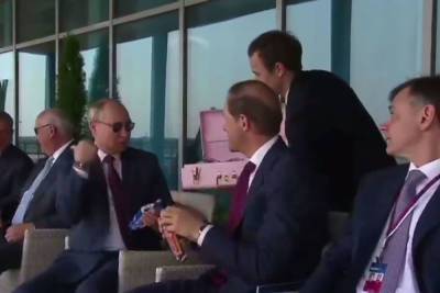 Путин отведал мороженое на МАКС-2021: Ты денежку заплатил?