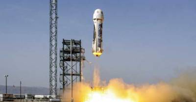 Миллиардер Безос слетал в космос и успешно вернулся на Землю (ВИДЕО)