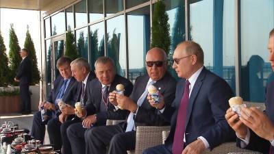 Путина угостили мороженым на МАКСе