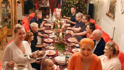 Жители Германии празднуют Рождество посреди лета: «Мы наверстываем то, что забрал COVID-19»