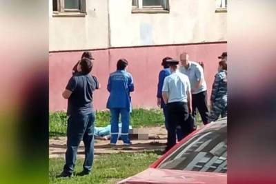 В Уфе возле многоэтажного дома нашли тело мужчины