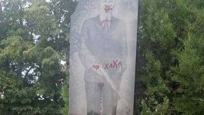 Разрисовали надгробия, разбросали цветы: на Харьковщине подростки разгромили кладбище