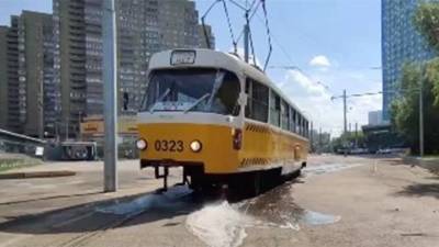 Поливомоечный трамвайный вагон курсирует по улицам столицы