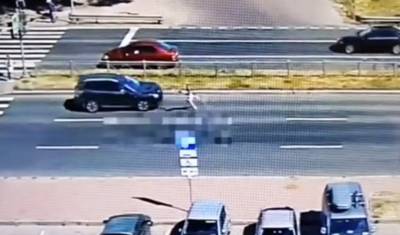 В Петербурге автомобиль сбил девочку, перебегавшую пешеходный переход — видео