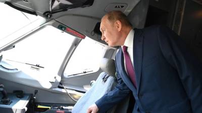Путин на МАКСе осмотрел новый истребитель