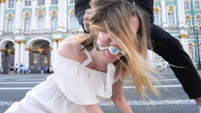 В Петербурге модель устроила флешмоб с кляпами «против цензуры в соцсетях»